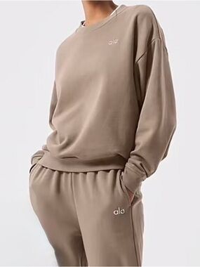 ALO Yoga Sweat set (sweatpants and crewneck)